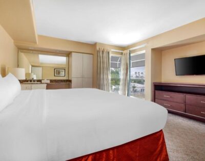 1BR Suite w/ Full Kitchen, Balcony & Spacious Living Areas – Palm Canyon Raesort