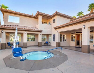 2BR Suite w/ Full Kitchen, Balcony & Resort Access – Hilton Desert Retreat Las