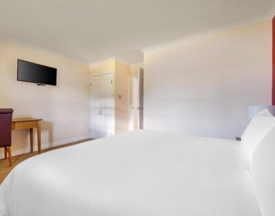 1BR Cottage Suite w/ Full Kitchen & Cozy Living Area – The Kenmore Club