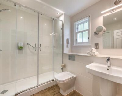 2BR Cottage Suite w/ Full Kitchen & Cozy Living Area – The Kenmore Club