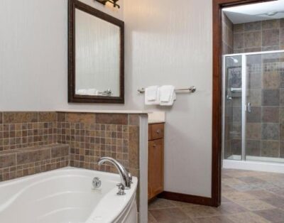 Spacious 1BR Mountain Suite w/ Fireplace & Full Kitchen | Wyndham Glacier Canyon