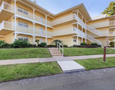 2BR Suite w/ Full Kitchen, Washer/Dryer & Balcony – Charter Club Naples Bay