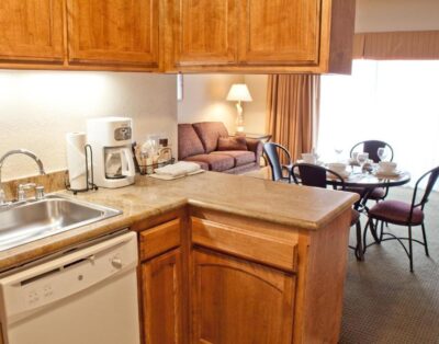 Studio Suite w/ Full Kitchen & Balcony – San Luis Bay Inn Avila Beach