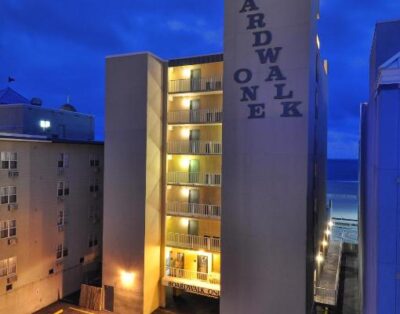 Cozy Studio w/ Kitchenette & Pool View | Boardwalk One