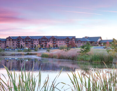 3 bedroom suite Hot tub w/ Full kitchen-wyn glacier canyon