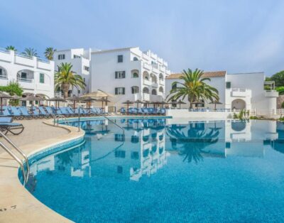 Beachside Studio | Pool, Balcony & WiFi – White Sands Beach Club