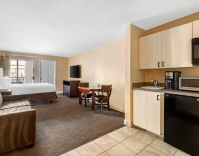 Spacious 3-Bedroom Family Suite – at Palm Canyon resort