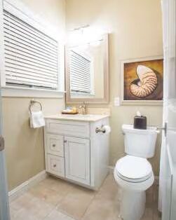 Stylish 2-Bedroom Suite – Sleeps 6 w/ Full Kitchen & Balcony at 84 Main