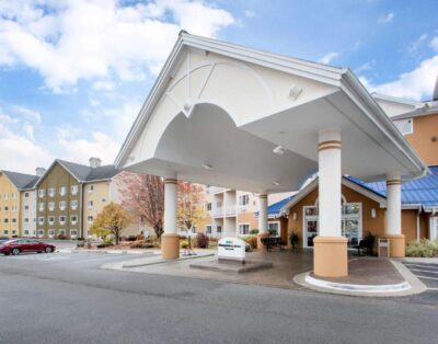 1BR Family Suite w/ Kitchenette & Balcony – Odyssey Dells Resort