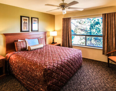 Spacious 3-Bedroom Retreat – Split-Level w/ Fireplace & Sleeps 8