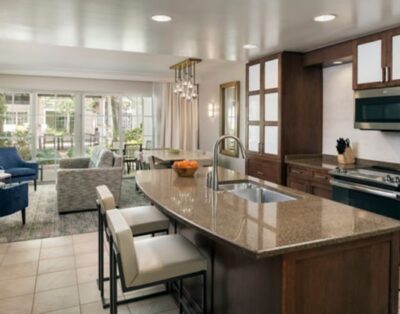 3BR Family Villa w/ 2 Balconies & Full Kitchen – Lakeshore Reserve