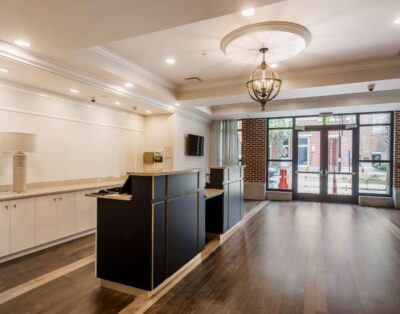 2BR Spacious Suite w/ Full Kitchen & 2 Baths – King 583