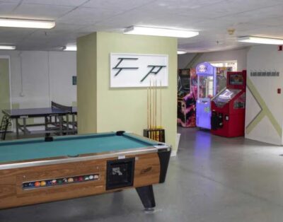 Cozy 1-Bedroom Suite – Sleeps 4 w/ Full Kitchen & Balcony