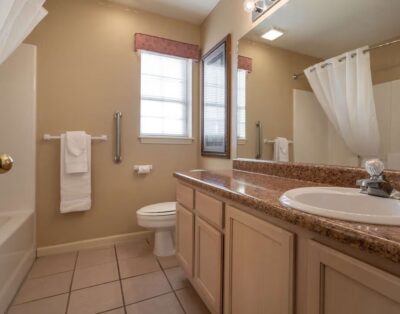 3-Bedroom Suite – Sleeps 8 w/ Spa Bath & Full Kitchen