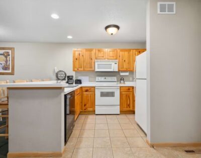 Scenic 3-Bedroom Cabin – Sleeps 10, Forest & Lake Views