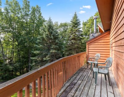 Cozy 2-Bedroom Cabin Retreat – Sleeps 6, Stunning Gull Lake Views