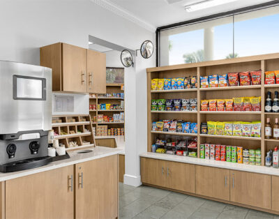 Spacious 2-BR Villa – Sleeps 6 w/ Full Kitchen & Balcony