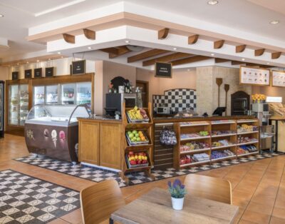 Typical Guestroom w/ Full Kitchen, Washer/Dryer & Sea View Options – Playa Andaluza