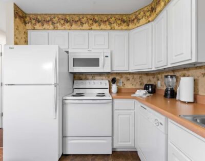 Spacious 2-BR Suite w/ Kitchen & Balcony, Sleeps 6